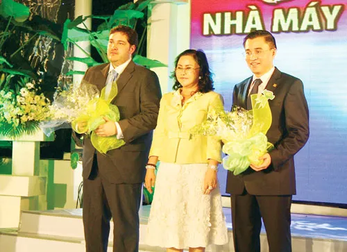 Bà Diệu Hiền cùng các nhà đầu tư. Ảnh: Nguyễn Ngọc